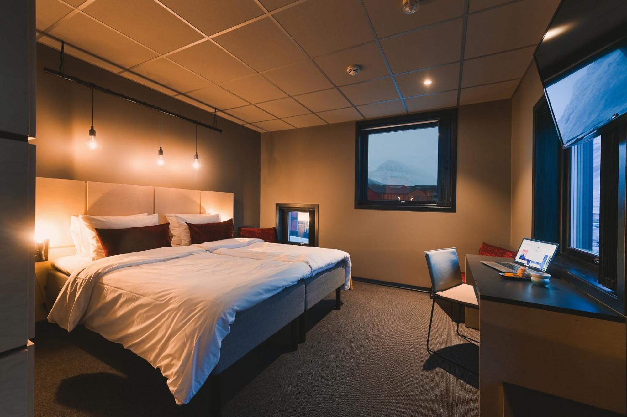 Svalbard Hotell | The Vault Лонгйир Экстерьер фото