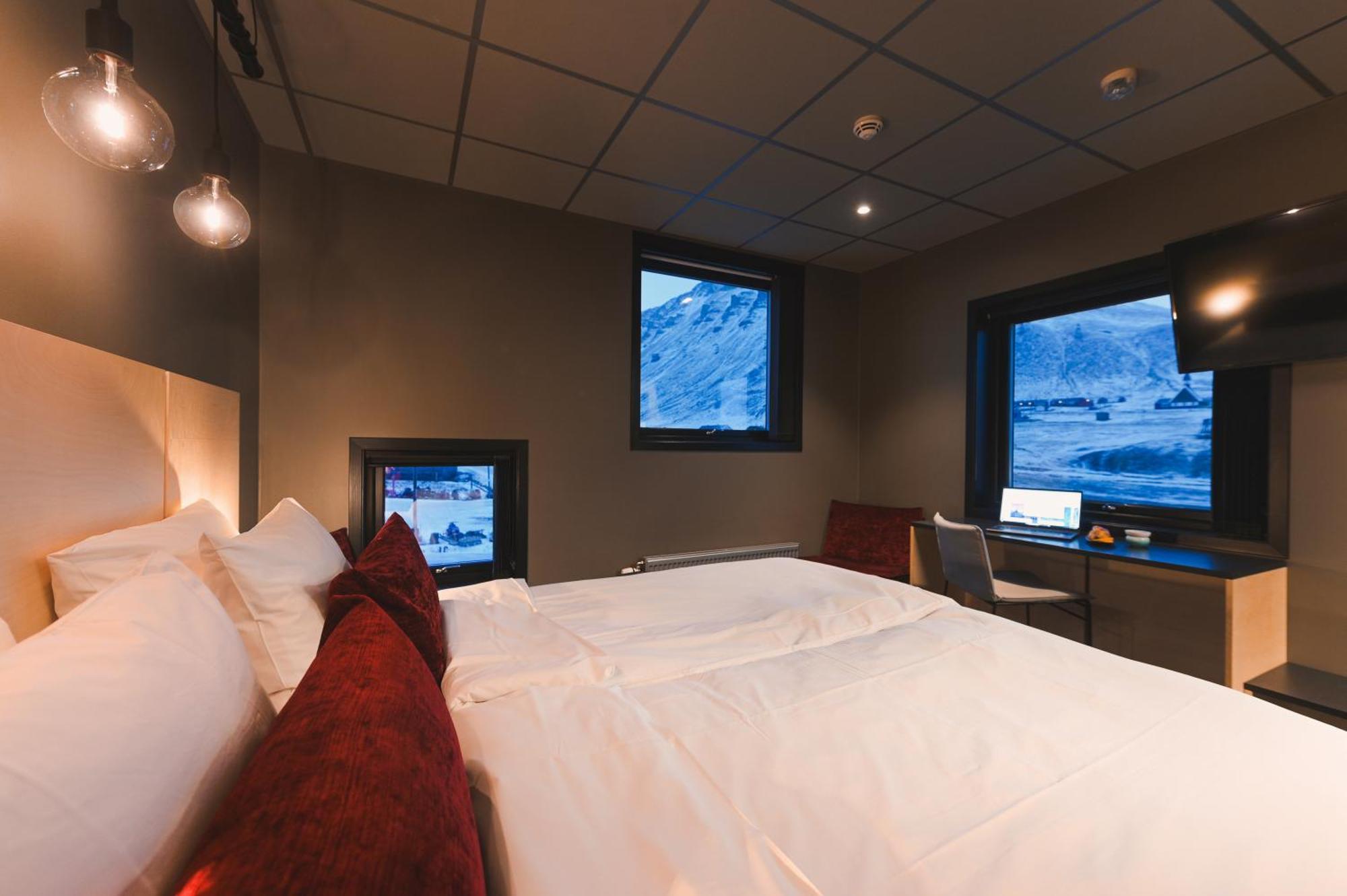 Svalbard Hotell | The Vault Лонгйир Экстерьер фото
