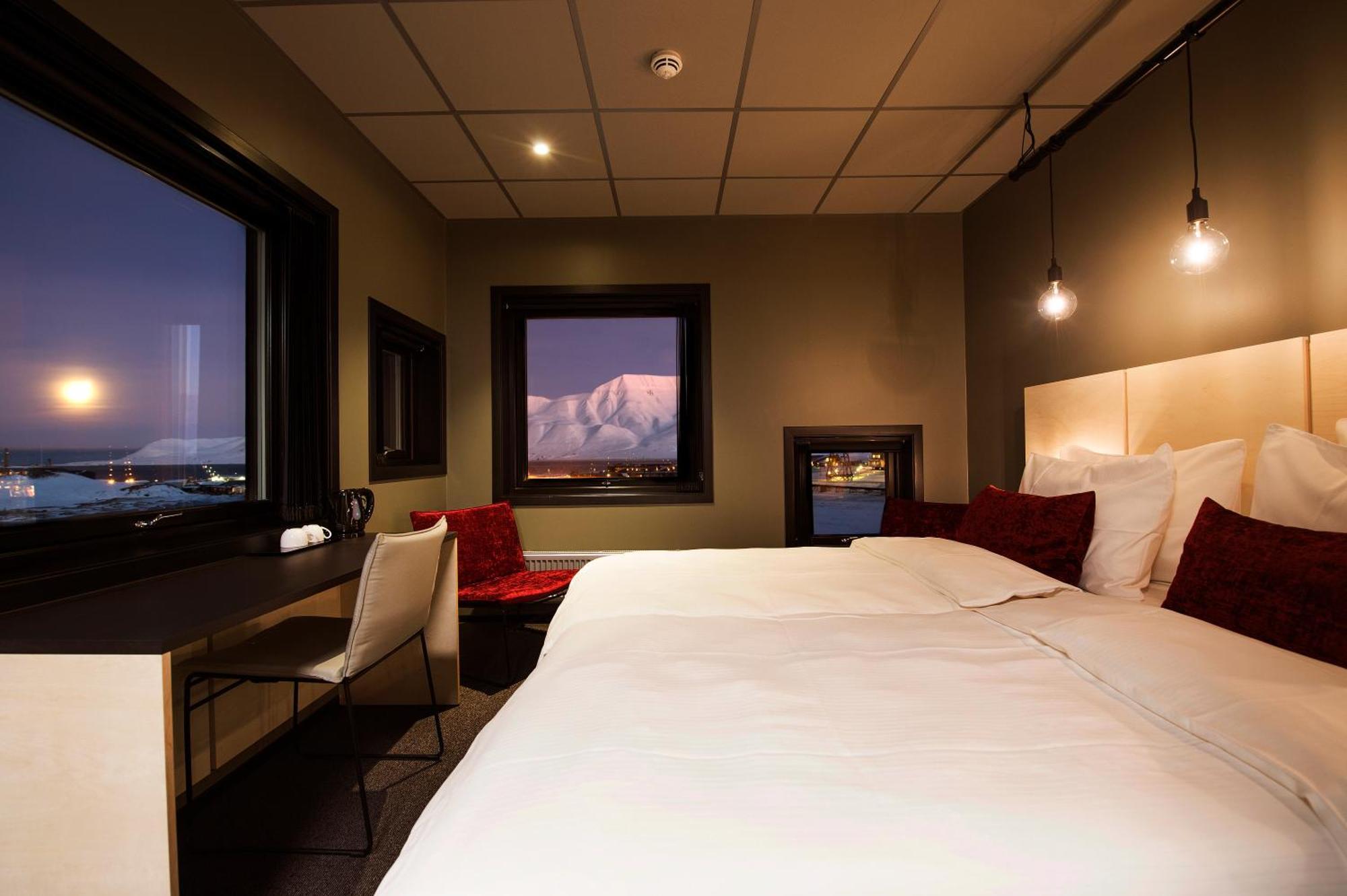 Svalbard Hotell | The Vault Лонгйир Экстерьер фото