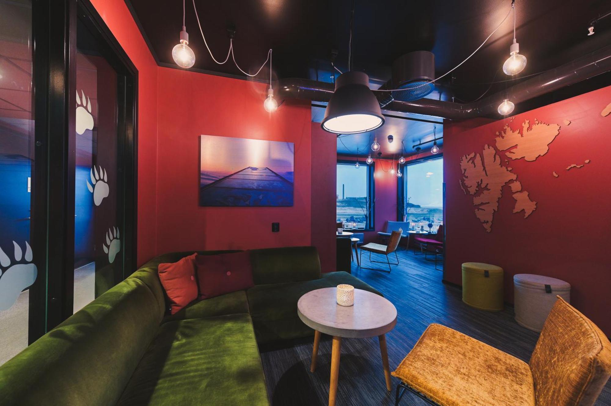 Svalbard Hotell | The Vault Лонгйир Экстерьер фото